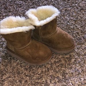 UGG mini bow girl boots! Size 8 US